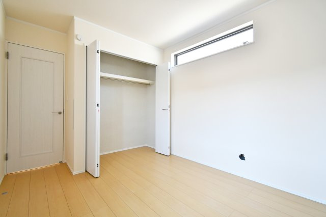 桶川上日出谷1269番全3棟　B号棟の洋室|洋室④5.25帖：クローゼットは各部屋に備わっておりますので、家族それぞれで洋服収納をすることも可能です。また、上下セパレートになっているため衣替えもしやすく、ハンガーパイプで家事時短にも◎！