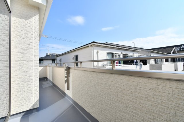 桶川上日出谷1269番全3棟　B号棟のバルコニー|難しいイメージの住宅ローンは経験スタッフが丁寧にお手伝いしますのでご安心下さい。「家を買って終わり」ではなく、「買ってからがスタート」と考え、一人ひとりにあった資金計画やプランをご提案致します！