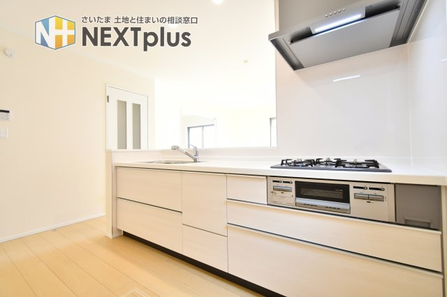 桶川上日出谷1269番全3棟　B号棟のキッチン|キッチンにも小窓がついている為、手元を照らしてくれます！戸建ならではの嬉しいPOINT。収納が2段ありますので、細かく分類して収納できます！調理スペースも広くお料理が捗りそうですね◎