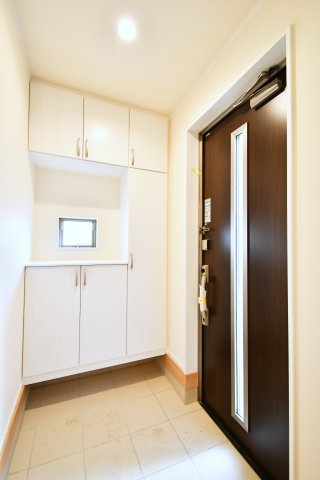 桶川上日出谷1269番全3棟　B号棟の玄関|シューズボックスは上下セパレートタイプですので、季節物で上下に分けて収納する事ができます。また間のスペースには鍵を置くスペースにする事で、外出前に鍵を探すなど慌ただしさが軽減されるのでおすすめです。