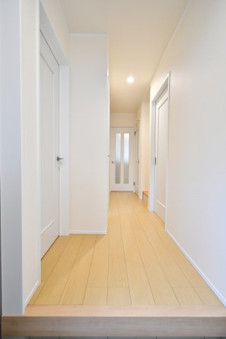 桶川上日出谷1269番全3棟　B号棟の玄関|玄関扉の正面は浴室の壁になっております。左手は玄関ホールになっておりますので、室内の生活感が見えにくく、来客時も安心の間取りです◎白基調＆玄関に小窓、リビング扉のすりガラスで明るい印象です！