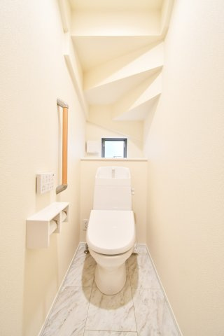 桶川上日出谷1269番全3棟　B号棟のトイレ|トイレ（1F）：1・2階にある為、忙しい出発前でも取り合いにはなりません！小窓があるので、空気がこもりがちなトイレもしっかり換気ができます。老若男女問わずみんなに優しい手すり付きです。