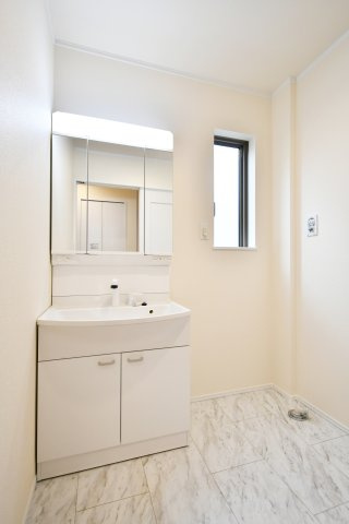 桶川上日出谷1269番全3棟　B号棟の独立洗面台|三面鏡付き洗面台は朝の寝癖直しも楽々。鏡裏には歯ブラシセットやスキンケアも収納できて魅力的です！下の収納にもドライヤーや入浴グッツ、洗剤のストックなど…様々なものが収納できる便利な設備です！