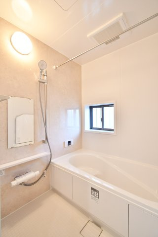 桶川上日出谷1269番全3棟　B号棟の浴室|白基調の明るい雰囲気の浴室です。浴室乾燥機もついておりますので、日曜日の夜に出される体操着や給食着、雨の日のお洗濯も困りません！暖房機能もついているので、寒い日のお風呂も気持ち良くは入れますね。