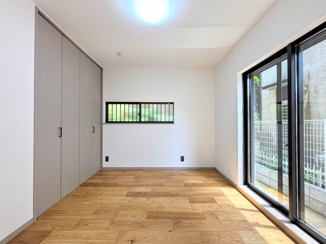 鎌倉市笛田6丁目　中古戸建ての洋室|◆柔らかい陽光が差し込む明るいお部屋を演出する設計。彩光の取れる窓が気持ちの良いお部屋を創り上げます。
