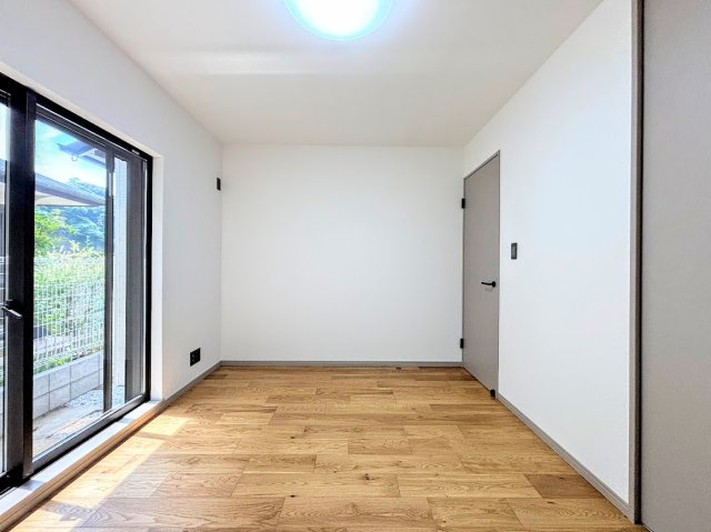 鎌倉市笛田6丁目　中古戸建ての洋室|◆室内はいつも明るい印象なので気持ちの良い朝を迎えられます。各部屋にはクローゼットを完備しており、収納が多いお家はすっきりして快適空間です。
