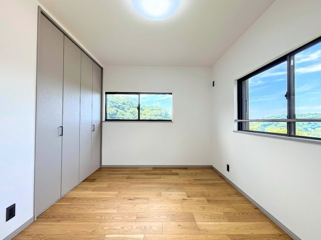 鎌倉市笛田6丁目　中古戸建ての洋室|◆気持ちの良い風が室内へ入り込む居室。家具を配置しても広々ご利用いただけます！！
