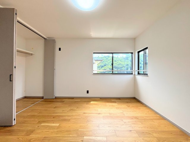 鎌倉市笛田6丁目　中古戸建ての洋室|◆子どものスタディ空間として、あるいは書斎やホビールームとして生活スタイルに合わせて使えるプライベートルーム。居心地のいい落ち着いたインテリアが似合います。
