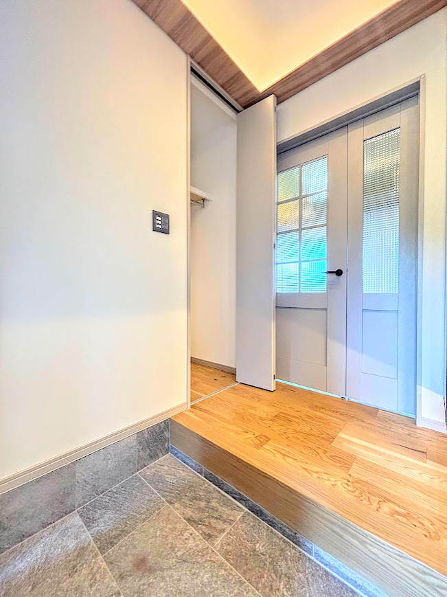 鎌倉市笛田6丁目　中古戸建ての玄関|◆明るい玄関です！散らかりやすい玄関もスッキリする大容量のシューズボックス付き。
