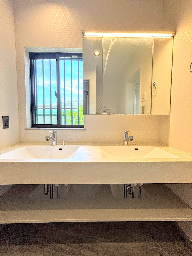 鎌倉市笛田6丁目　中古戸建ての独立洗面台|◆ご家族の1日が始まり、1日が終わりを締めくくる洗面空間。洗濯機を配置しても十分なスペースを確保した設計となっております。
