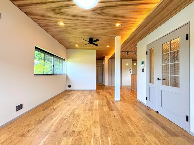 鎌倉市笛田6丁目　中古戸建ての居間・リビング|◆家族で食卓を囲むダイニングスペースと、ソファでゆったりくつろぐリビングスペースがしっかり区切られているので家具の配置や用途を使いわけしやすいです。
