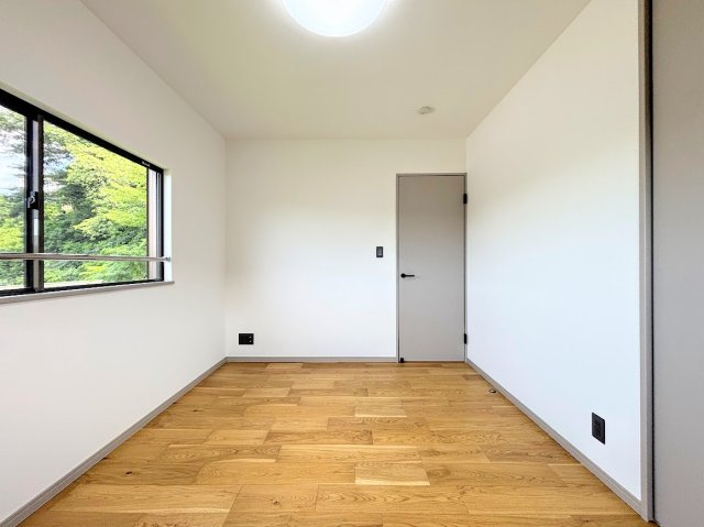 鎌倉市笛田6丁目　中古戸建ての玄関|◆感性を育むプライベートルームはシンプルでスマートな空間。好みの空間で読書をしたり、音楽を聞いたりと一人の時間も充実したものにできます。
