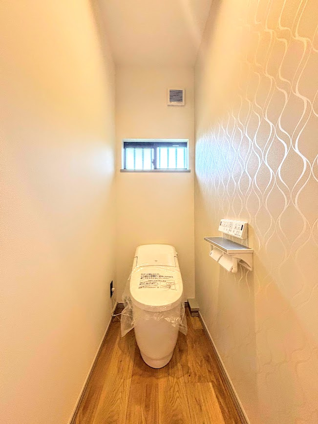 鎌倉市笛田6丁目　中古戸建てのトイレ|◆清潔感のある白を基調とした落ち着ける空間。小窓をもうけていますので、こもりやすい空気の入れ替えも簡単に行えますね！
