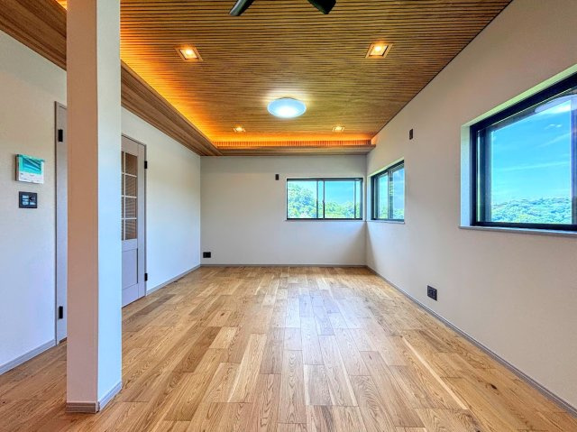 鎌倉市笛田6丁目　中古戸建てのキッチン|◆一家だんらんのスペースとなるＬＤＫ。窓から明るい光が差し込み、思わず家族の会話も弾む快適な空間。
