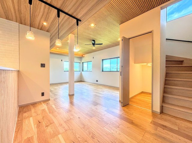 鎌倉市笛田6丁目　中古戸建ての居間・リビング|◆ご家族の会話がはずむ、開放的なＬＤＫです。休日はお陽さまの光をたっぷりととりこめるぽかぽかリビングで過ごしませんか？
