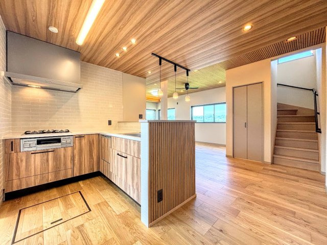 鎌倉市笛田6丁目　中古戸建てのキッチン|◆キッチンからダイニングやリビングが見渡せるキッチン。料理をしながら家族とコミュニケーションをとれるだけでなく、大きな開放感も得られることができます。
