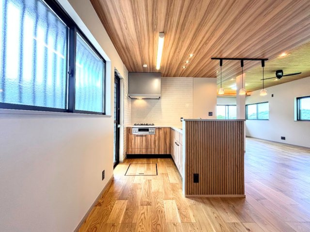 鎌倉市笛田6丁目　中古戸建てのキッチン|◆動きに無駄がなくなるL字型を採用。リビングの様子を見ながら効率よく料理もできる賢いキッチンです。食洗機や浄水器などあると嬉しい設備も完備しています。
