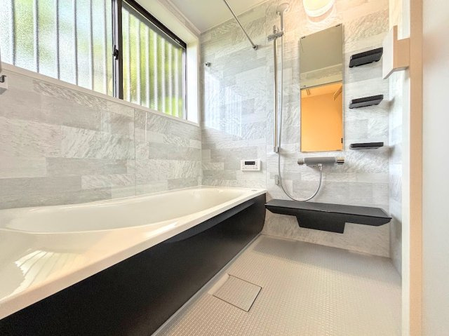 鎌倉市笛田6丁目　中古戸建ての浴室|◆お子様と一緒にバスタイムを楽しめる広々空間。浴室乾燥機付で心地よいバスタイムを実現します。
