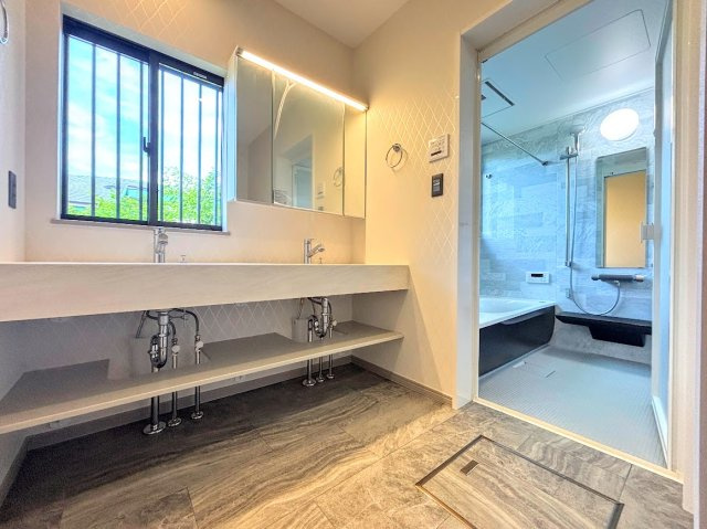 鎌倉市笛田6丁目　中古戸建ての独立洗面台|◆毎日使う場所だから、機能的で使いやすさに配慮したパウダールーム。すっきりと使えるように収納も豊富にご用意しています。
