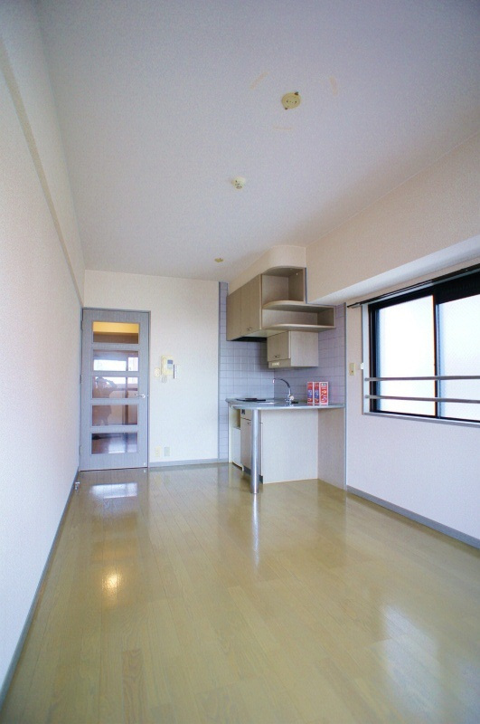 ロマネスク通町第2【キャッシュバック対象物件】の居間・リビング|ゆったり過ごせるリビングです