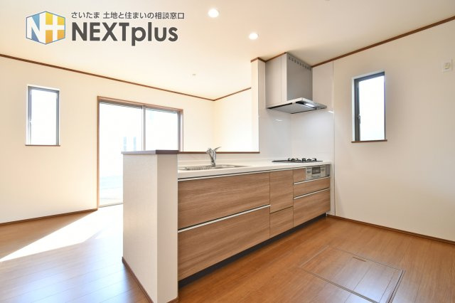 桶川上日出谷1269番全3棟　C号棟のキッチン|キッチンにも小窓がついている為、手元を照らしてくれます！戸建ならではの嬉しいPOINT。収納が2段ありますので、細かく分類して収納できます！調理スペースも広くお料理が捗りそうですね◎