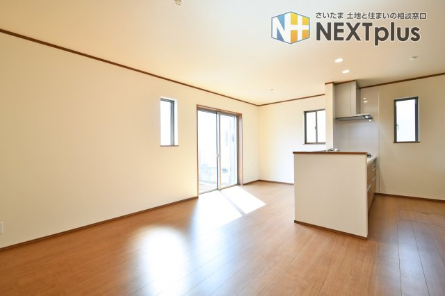 桶川上日出谷1269番全3棟　C号棟の居間・リビング|LDK15.0帖：リビングは窓が多く部屋の隅々まで陽が射し込みます！暖かくこもった空気は上にたまりやすいので、小窓を開け換気する事で、快適なお部屋の空気を維持する事ができます。