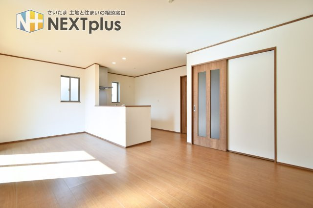 桶川上日出谷1269番全3棟　C号棟の居間・リビング|LDK15.0帖：ダイニングテーブルはもちろん、ソファーやテレビを置いても余裕があります！家族全員でくつろいだり、親族や友人を招いてホームパーティーをしても楽しそうですね！