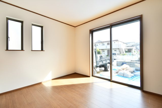 桶川上日出谷1269番全3棟　C号棟の洋室|洋室①5.25帖：リビング横の洋室です。1階ですべて完結させることができますので、来客用の寝室や将来ご夫婦の寝室とすることもできます！クローゼットもありますので、布団なども収納できます。