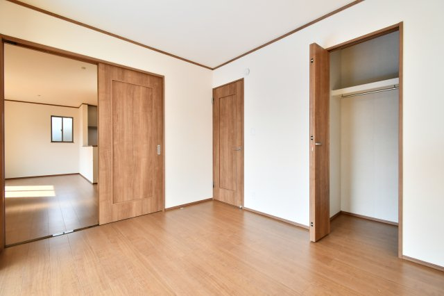 桶川上日出谷1269番全3棟　C号棟の洋室|洋室①5.25帖：リビングからはもちろん、玄関入ってすぐの廊下からも出入りすることができます。続き間ですので荷物の移動もラクラクです◎！洋室はクローゼット・ハンガーパイプ付です。