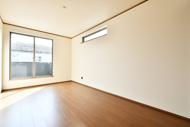 桶川上日出谷1269番全3棟　C号棟の洋室|洋室②7.5帖：ダブルベッドも置く事ができる広さですので、主寝室におすすめです！南西側の窓は横に細長く設計されているため、熱がこもりにくく湿気やダニ対策にもつながり寝室の環境を保つことが出来ます。