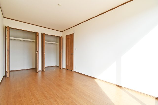 桶川上日出谷1269番全3棟　C号棟の洋室|洋室②7.5帖：クローゼットは2つ付ですので、ご夫婦で1つずつや、季節物ごとに収納することが出来ます。各クローゼットにはハンガーパイプもございますので、かける収納が出来家事も時短です◎