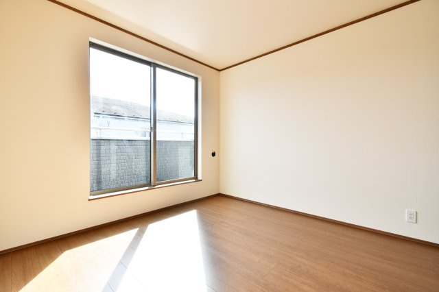 桶川上日出谷1269番全3棟　C号棟の洋室|洋室③6.06帖：2階は全室6帖越えですので、ベッドやデスク、本棚を置いてもゆとりがあります。梁などデッドスペースになるものが室内にないため、家具のレイアウトもしやすいお部屋になっております！