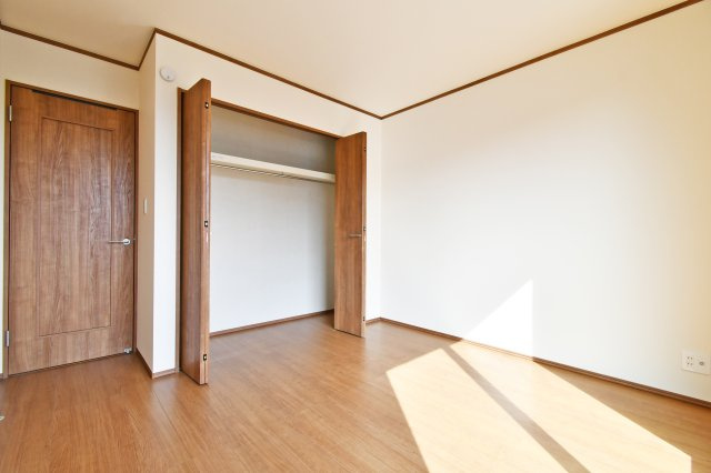 桶川上日出谷1269番全3棟　C号棟の洋室|洋室③6.06帖：クローゼットは上下セパレート・ハンガーパイプ付きです！上には季節物や思い出など毎日手に取らないものを収納、下にはハンガーパイプへコートや洋服など…かける収納もできます！