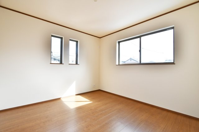 桶川上日出谷1269番全3棟　C号棟の洋室|洋室④6.37帖：北東向きの洋室ですので、朝は気持ちの良い朝陽で目覚める事ができます！クローゼットも備わっております。ベッドとデスク、本棚を置いても余裕のありますので、お子様の一人部屋にもおすすめ。