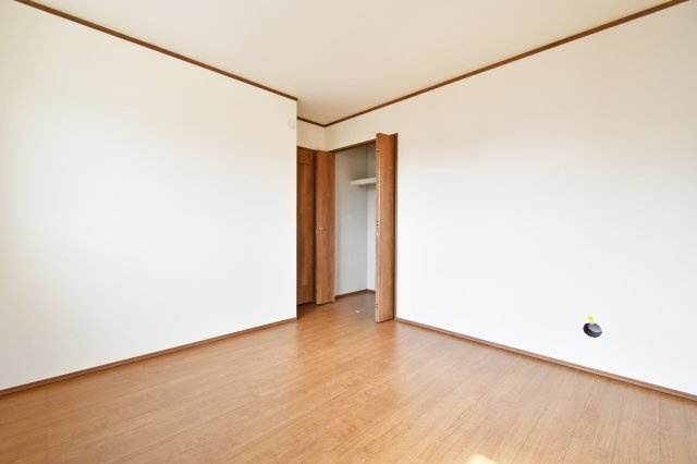 桶川上日出谷1269番全3棟　C号棟の洋室|洋室④6.37帖：クローゼットは各部屋に備わっておりますので、家族それぞれで洋服収納をすることも可能です。また、上下セパレートになっているため衣替えもしやすく、ハンガーパイプで家事時短にも◎！