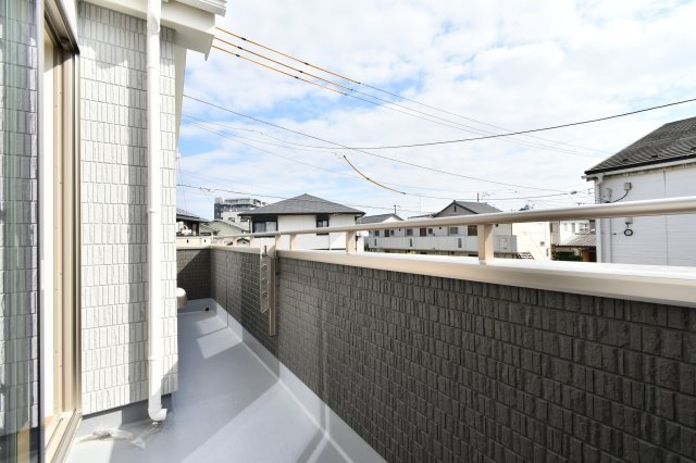 桶川上日出谷1269番全3棟　C号棟のバルコニー|『物件を今日見てみたい』といった当日のご案内、同条件などの物件、他社様掲載物件もご紹介可能！一日でまとめて内覧したい方、ぜひ当社までお問い合わせ下さい。スタッフ一同皆様のご連絡お待ちしております！