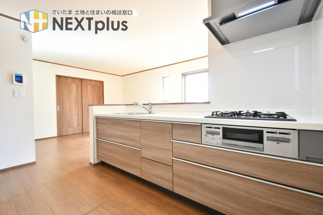 桶川上日出谷1269番全3棟　C号棟のキッチン|奥行きも横幅も広さがありますので、2人でお料理しても動きやすいゆったり空間です！カウンターキッチンはお料理をしながら家族の様子が見え、会話も弾むので人気な設備となっております！