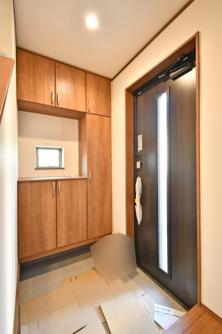 桶川上日出谷1269番全3棟　C号棟の玄関|玄関は広めに設計されておりますので、お子様と並んで靴を一緒に履く事もできます！また間のスペースには鍵を置くスペースにする事で、外出前に鍵を探すなど慌ただしさが軽減されるのでおすすめです。