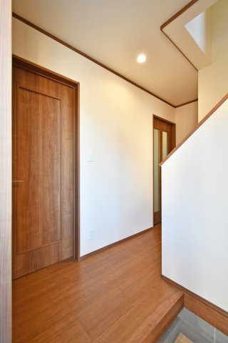 桶川上日出谷1269番全3棟　C号棟の玄関|玄関扉正面は階段の壁、玄関から見える部分はホールになっておりますので、急な来客時も生活感が外から見えにくいのが嬉しいPOINT！シューズボックスはセパレート・トールどちらもあり収納力豊富です◎