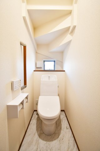 桶川上日出谷1269番全3棟　C号棟のトイレ|トイレ（1F）：1・2階にある為、忙しい出発前でも取り合いにはなりません！小窓があるので、空気がこもりがちなトイレもしっかり換気ができます。ペーパーホルダー２個付きなのが、さりげないポイントです。