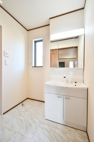 桶川上日出谷1269番全3棟　C号棟の独立洗面台|洗面室は広めの設計になっておりますので、洗濯機ほか、タオルや下着等をご家族分まとめて収納する衣装ケースを置く事も出来ます！また、お子様の入浴のお手伝いもしやすい広さとなっております。