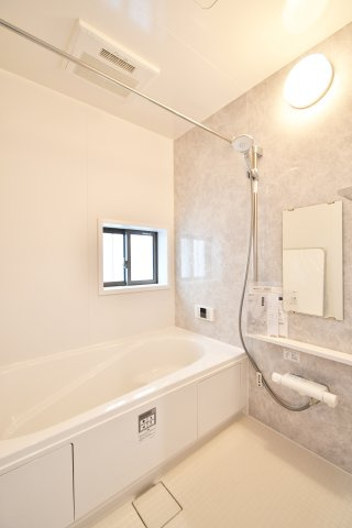 桶川上日出谷1269番全3棟　C号棟の浴室|白基調の明るい雰囲気の浴室です。浴室乾燥機もついておりますので、日曜日の夜に出される体操着や給食着、雨の日のお洗濯も困りません！暖房機能もついているので、寒い日のお風呂も気持ち良くは入れますね。