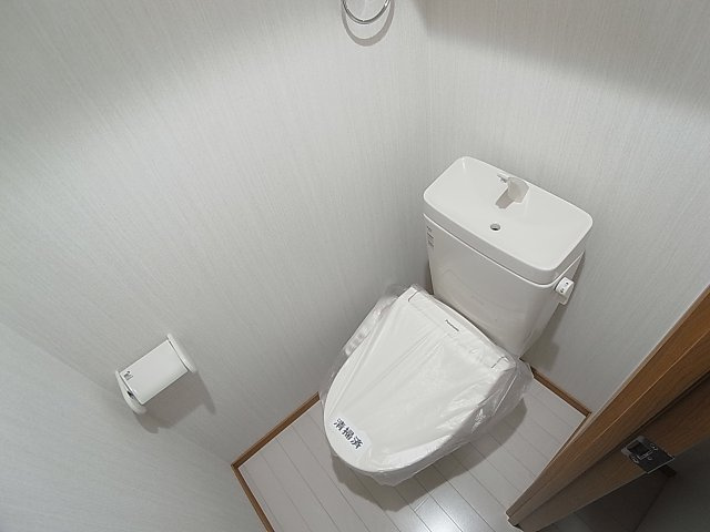 神戸市兵庫区西橘通１丁目の賃貸マンションのトイレ|温水洗浄付きのトイレ、上部に棚も完備