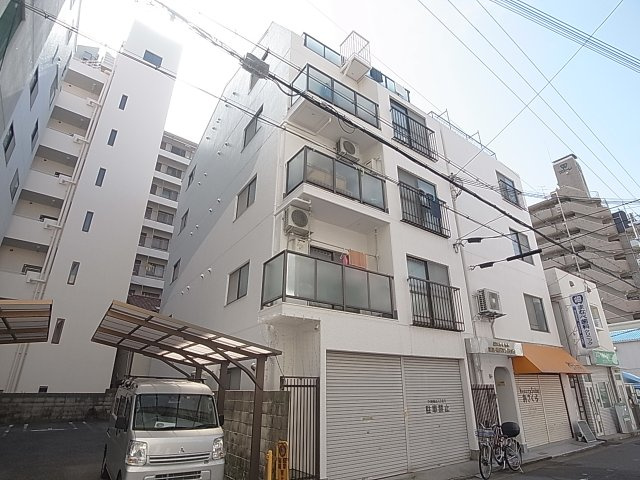 神戸市兵庫区西橘通１丁目の賃貸マンションの外観|リノベーション物件。エントランスには防犯カメラ完備