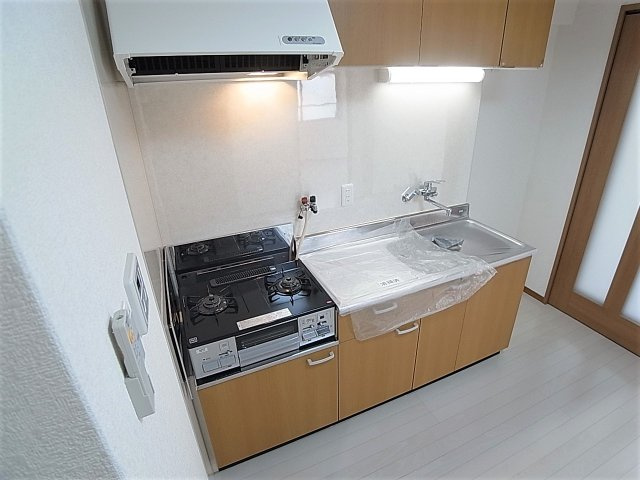 神戸市兵庫区西橘通１丁目の賃貸マンションのキッチン|2口ガスコンロ付の、広々キッチン