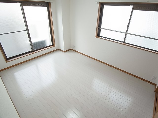 神戸市兵庫区西橘通１丁目の賃貸マンションの内装|2面採光の日当たり良好でとっても明るいです