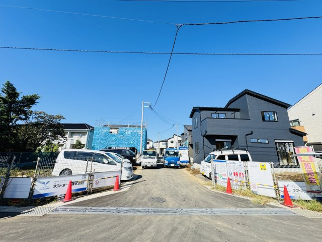 松戸市古ケ崎３丁目新築戸建【古ヶ崎小学校：10分】の前面道路含む現地写真|中央開発道路・10月17日撮影