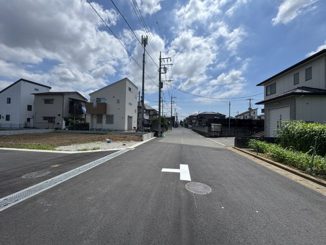 松戸市古ケ崎３丁目新築戸建【古ヶ崎小学校：10分】の前面道路含む現地写真|南側前面道路・幅員約7.9ｍ