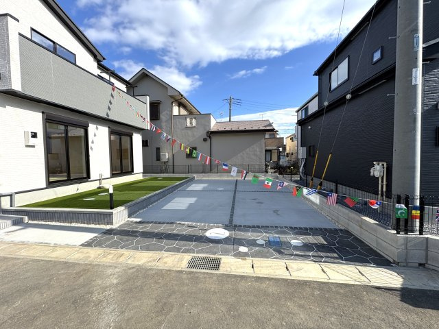 松戸市古ケ崎３丁目新築戸建【古ヶ崎小学校：10分】の駐車場|南側前面道路・幅員約7.9ｍ