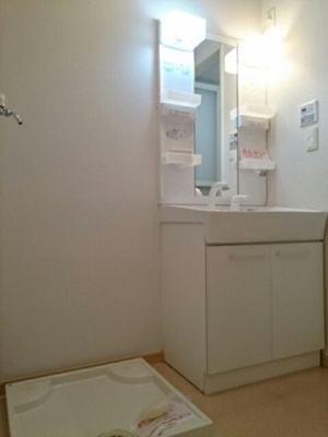 【洗面所】 | アンジュ・コリーヌ | スペースが確保できる洗面所です